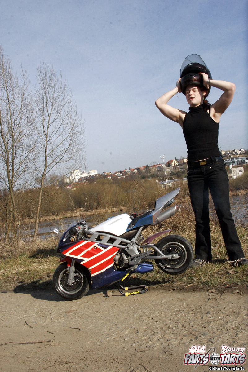 Old young. Senior gives a hurt brunette tee - XXX Dessert - Picture 1