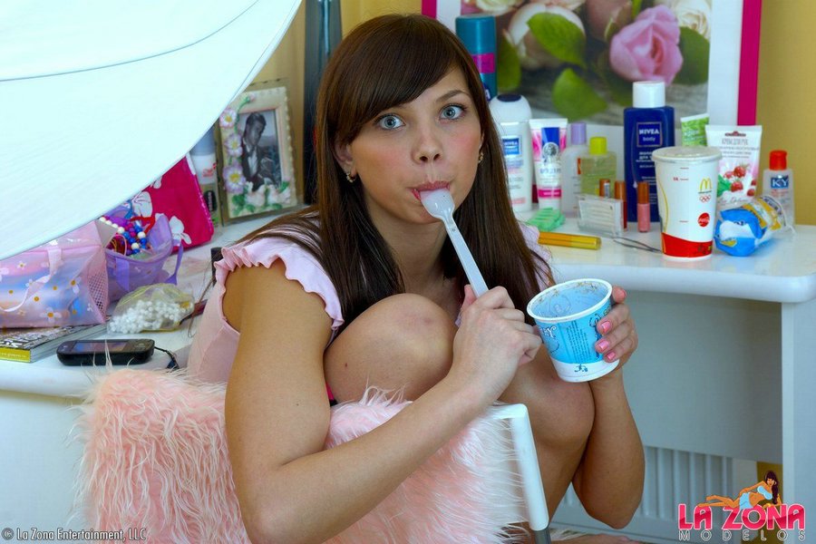 Young 18 teen. Luna has some fun with her l - XXX Dessert - Picture 1