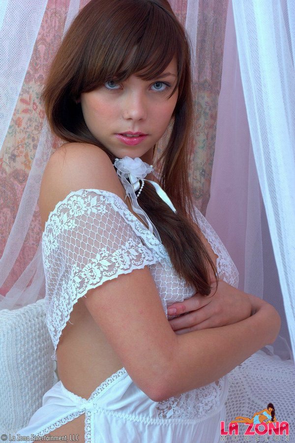 Latina hot. Luna reveals her tight body und - XXX Dessert - Picture 5