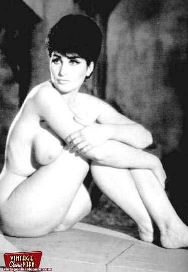 Classic pussy. Naughty vintage ladies posin - XXX Dessert - Picture 2