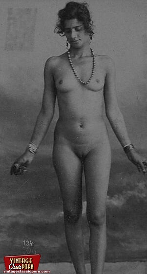 Classic pussy. Naughty vintage ladies posin - XXX Dessert - Picture 3