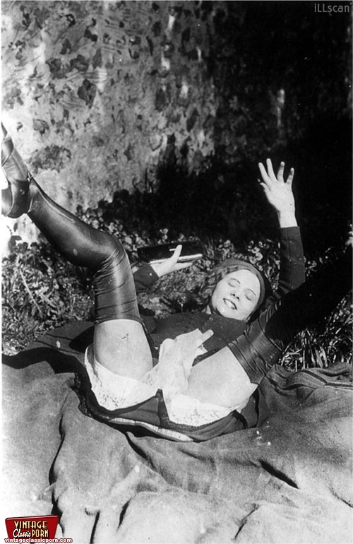 Classic pussy. Naughty vintage ladies posin - XXX Dessert - Picture 8
