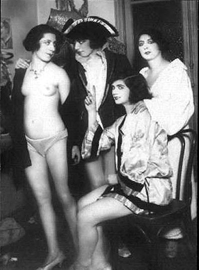 Very hairy pussy. Naked vintage retro girl  - XXX Dessert - Picture 3