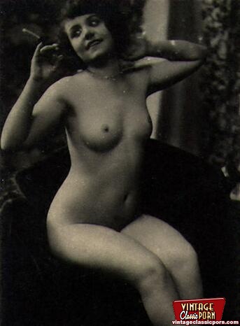 Vintage xxx. Several burlesque ladies showi - XXX Dessert - Picture 3
