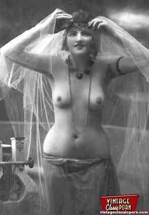 Vintage xxx. Several burlesque ladies showi - XXX Dessert - Picture 6