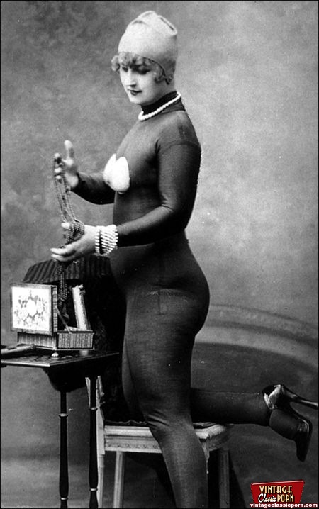 Vintage xxx. Several burlesque ladies showi - XXX Dessert - Picture 12