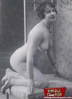 Retro nude. Ladies from the twenties showin - XXX Dessert - Picture 2