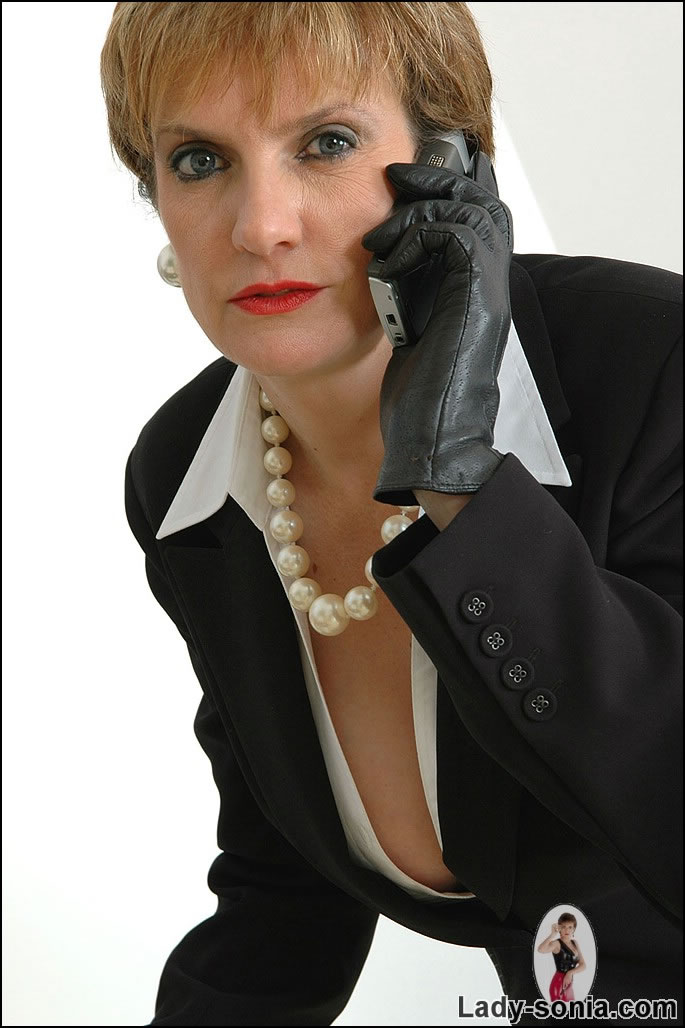 Mature female. Leather gloves boss. - Unique Bondage - Pic 3