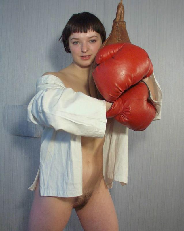 Hairy pussy. Naughty chick drops her boxing - XXX Dessert - Picture 18