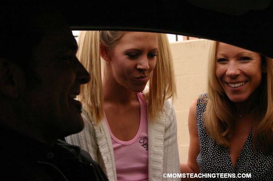 Mature females. Milf and teen sex action. - XXX Dessert - Picture 4