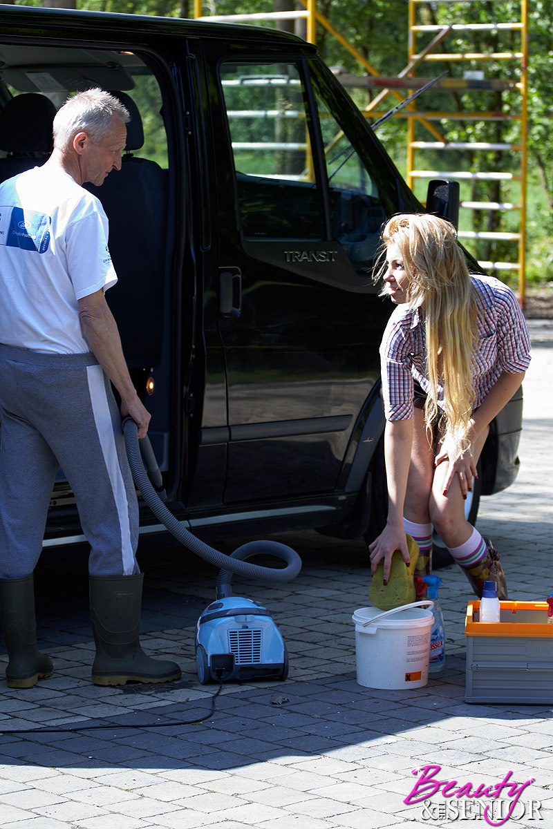 Sexy car cleaning hottie fucks a very horny - XXX Dessert - Picture 2
