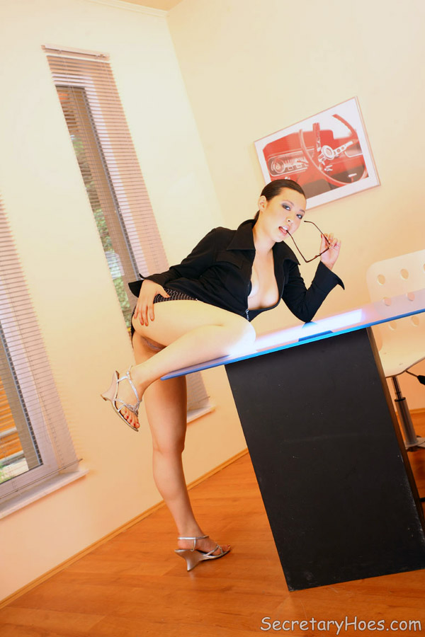 Asian office slut Molly sucking dick at wor - XXX Dessert - Picture 4