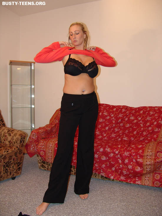 Blonde teen exposes her great floppy big ti - XXX Dessert - Picture 3