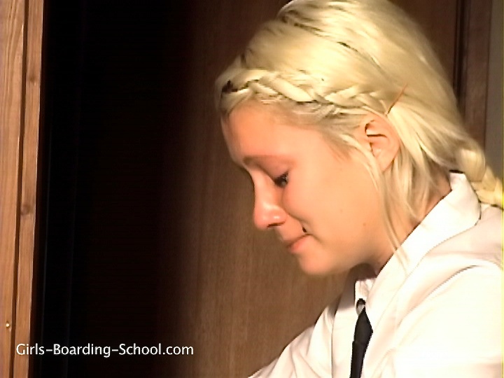 Hot blonde getting her ass bruised in these - XXX Dessert - Picture 4