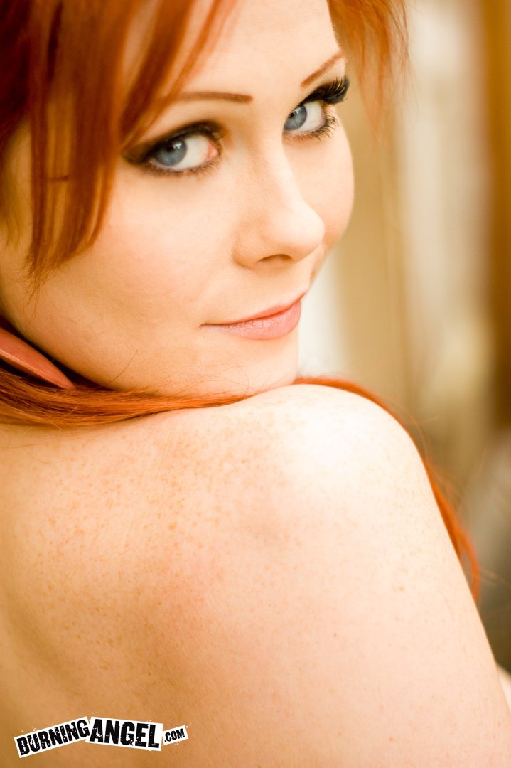 Redhead Misti Dawn strips outside - XXX Dessert - Picture 3