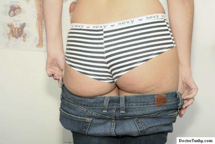 Vaginal exam of a sexy brunette woman - XXX Dessert - Picture 4