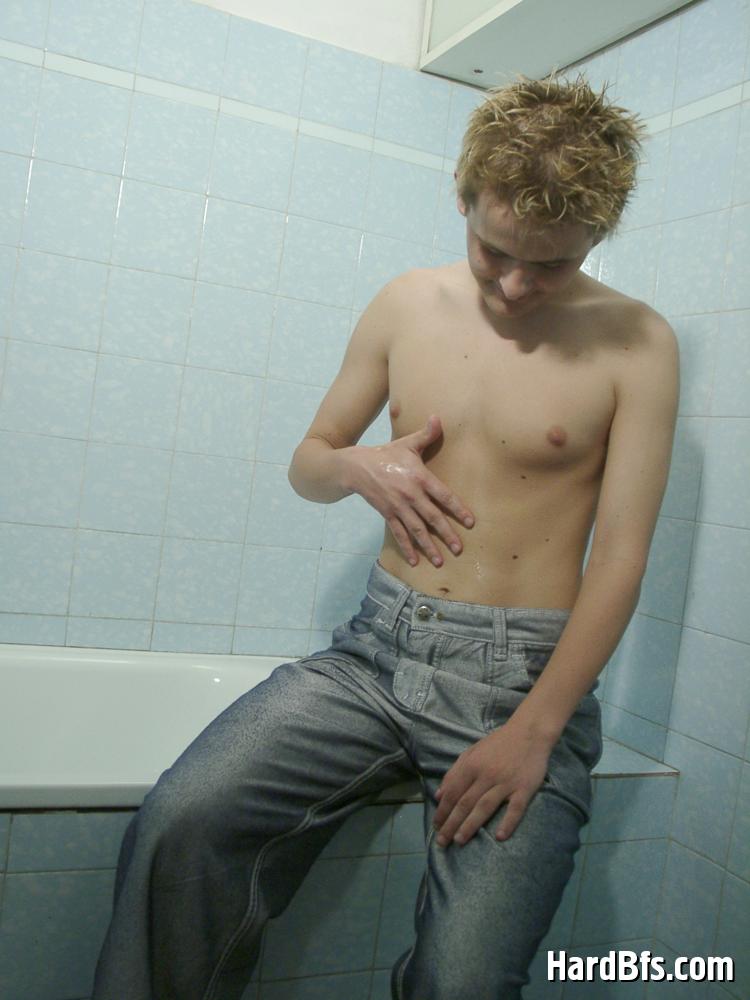 Totally nude twink wanking his hard pecker in the bath tub. Tags: Gay cum, men dick, gay porn. - XXXonXXX - Pic 1