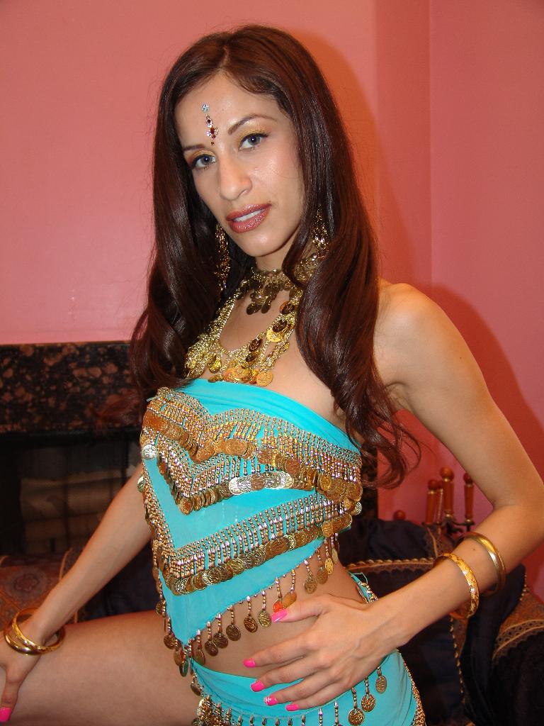 Gorgeous Indian Aruna bares it all to play  - XXX Dessert - Picture 1
