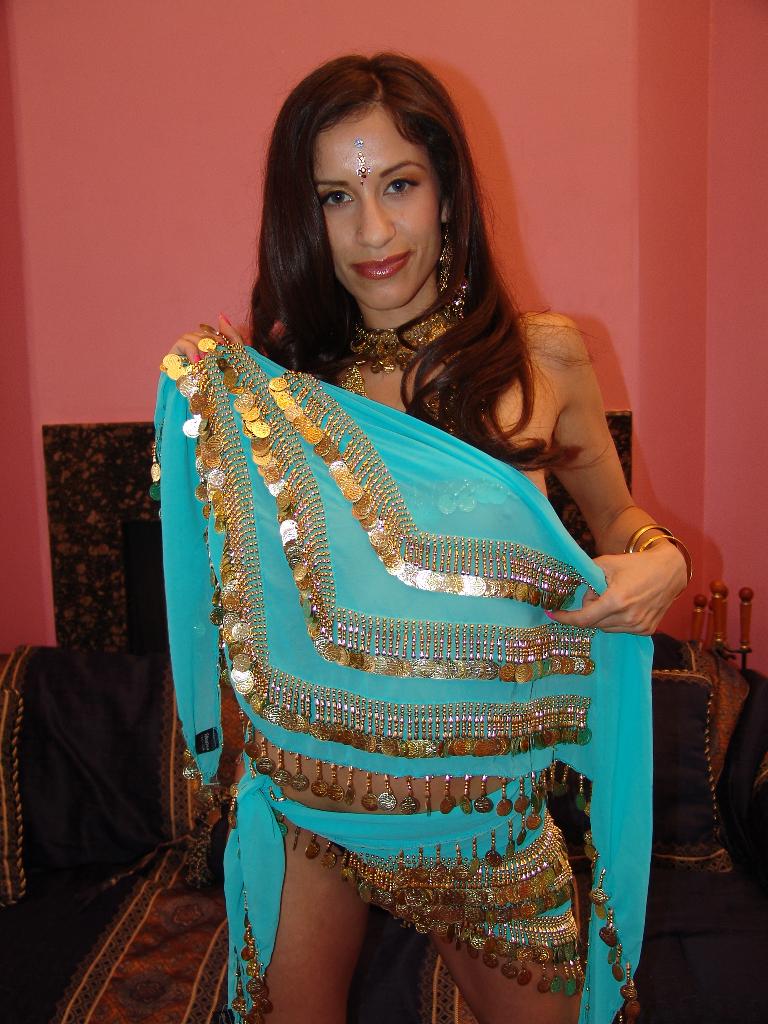 Gorgeous Indian model Aruna promotes goodwi - XXX Dessert - Picture 4