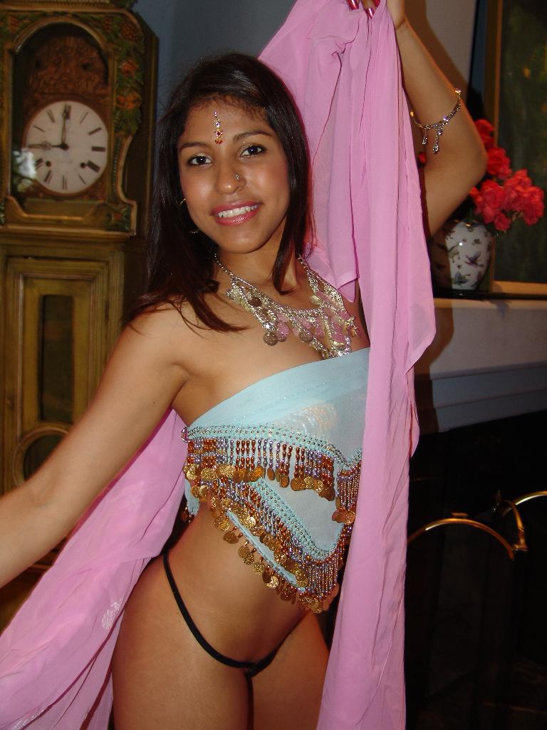 Cute Indian pornstar Mehla strips off to br - XXX Dessert - Picture 4