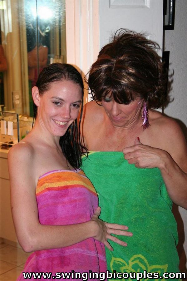 Mature bitch seduces her niece and fondles her young body in the bubble bath - XXXonXXX - Pic 14