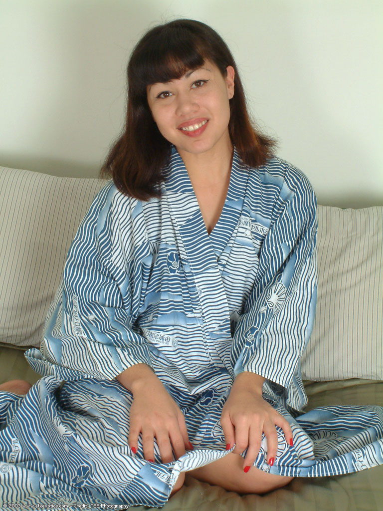 Oriental skinny brunette amateur - XXX Dessert - Picture 1
