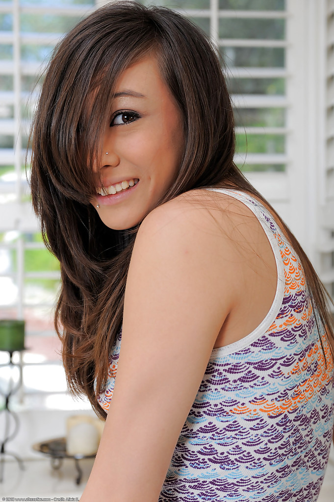 Cute beautiful brunette teen - XXXonXXX - Pic 2