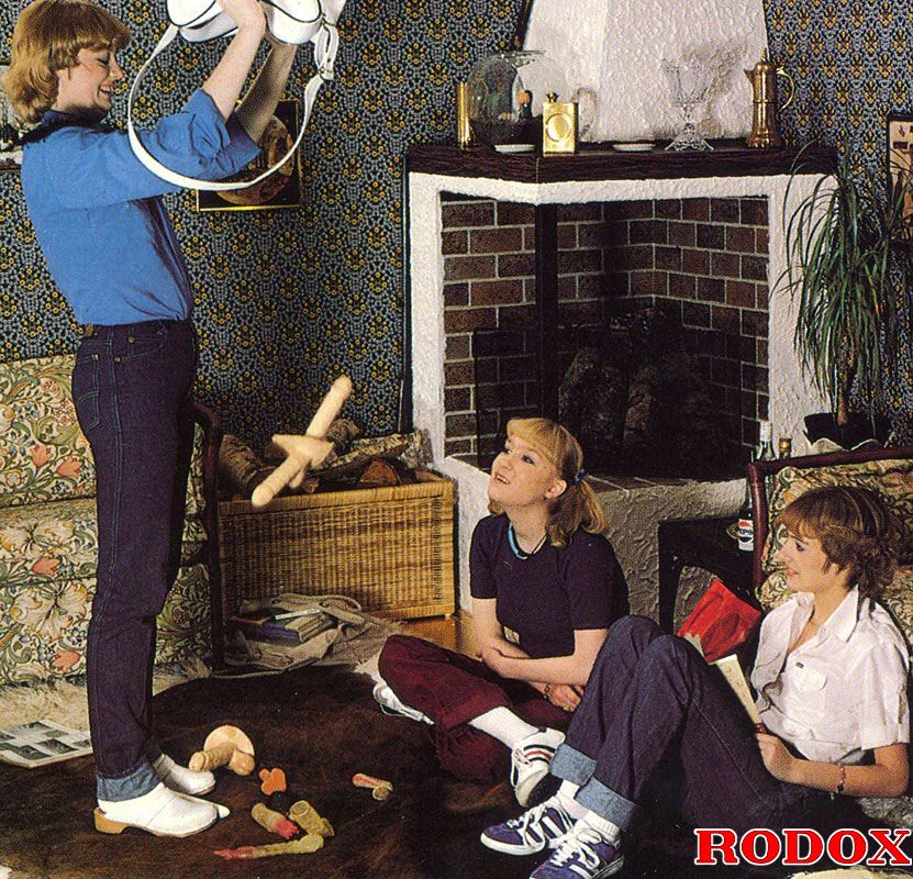 Hairy vagina. Three seventies lesbians toyi - XXX Dessert - Picture 2