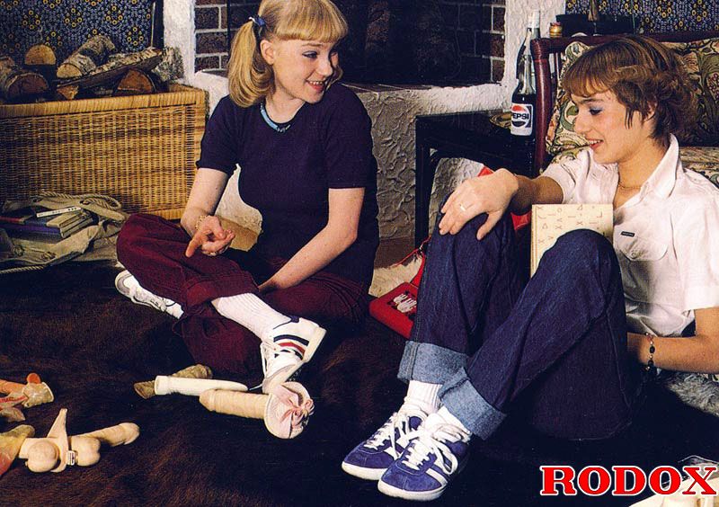 Hairy vagina. Three seventies lesbians toyi - XXX Dessert - Picture 3