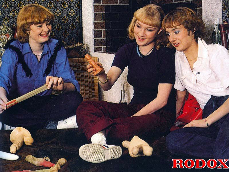 Hairy vagina. Three seventies lesbians toyi - XXX Dessert - Picture 4