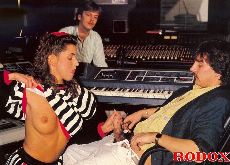 Horny hairy. Sexy retro girl pleases the DJ - XXX Dessert - Picture 3