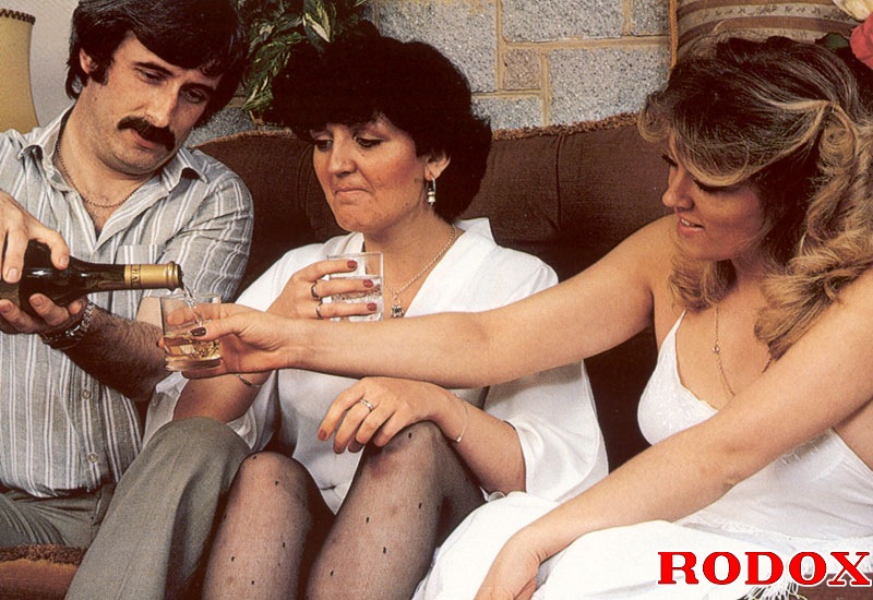 Natural hairy pussy. Two retro ladies with  - XXX Dessert - Picture 1