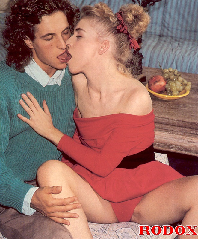Horny hairy pussy. Retro teenager gets fist - XXX Dessert - Picture 3