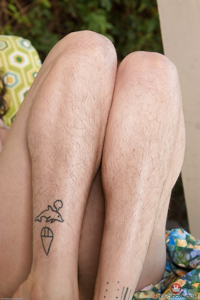 Barefoot mature outside - XXX Dessert - Picture 8