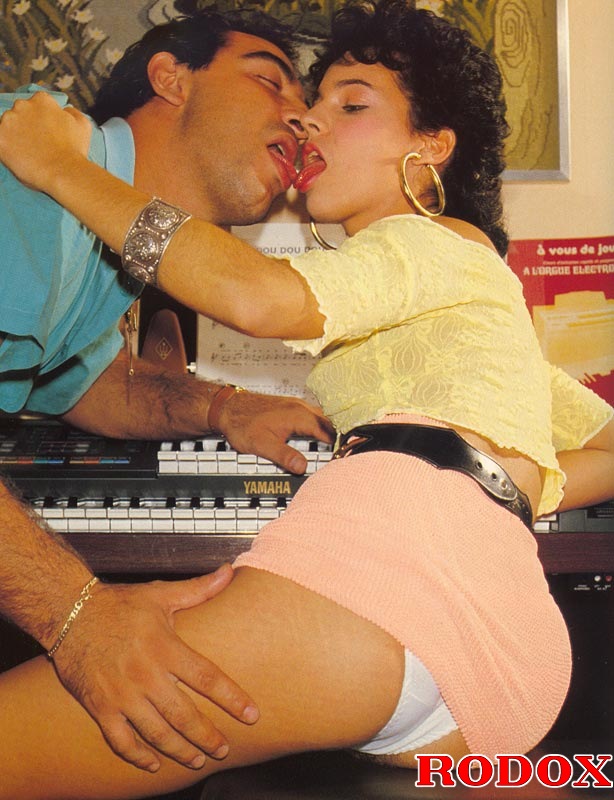 Horny hairy pussy. Hairy retro chick enjoys - XXX Dessert - Picture 16