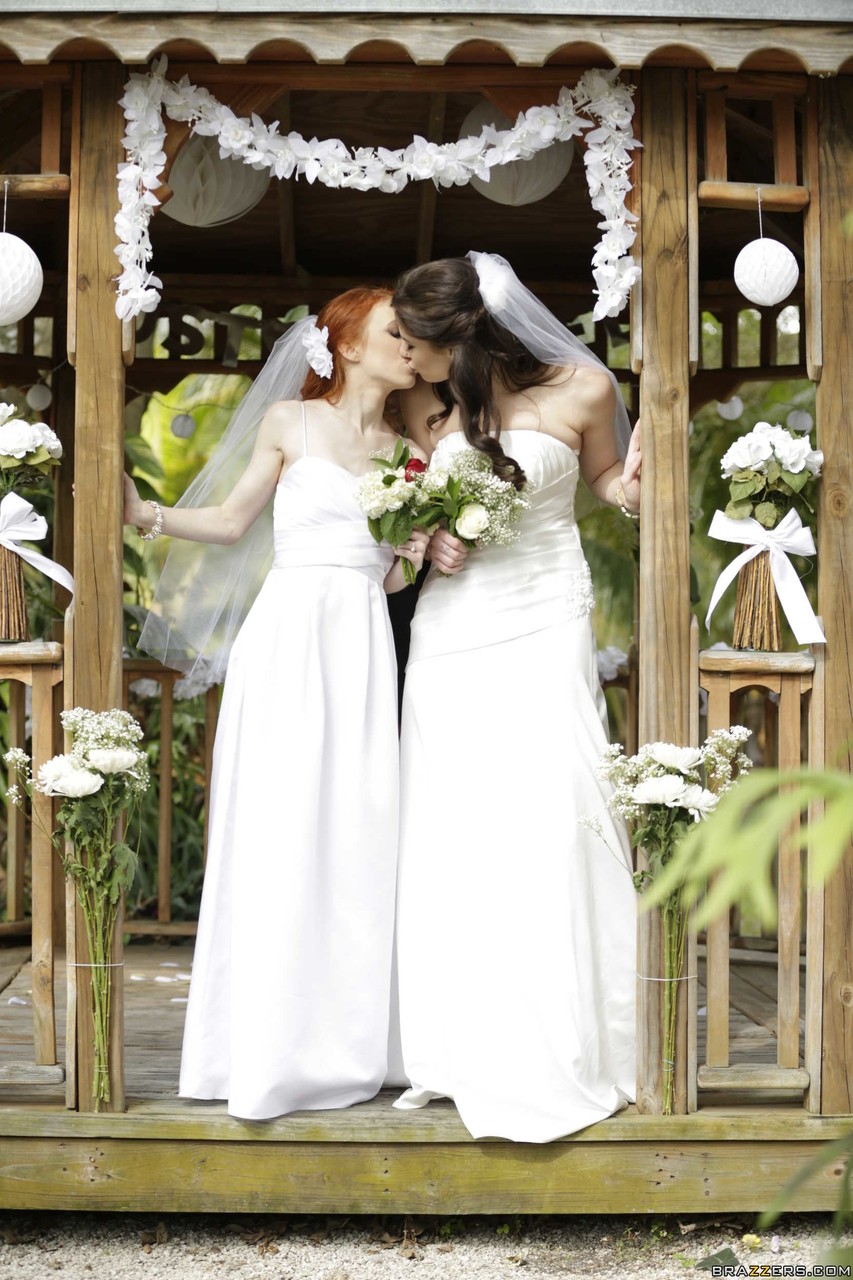 Petite lesbian wedding - XXX Dessert - Picture 3