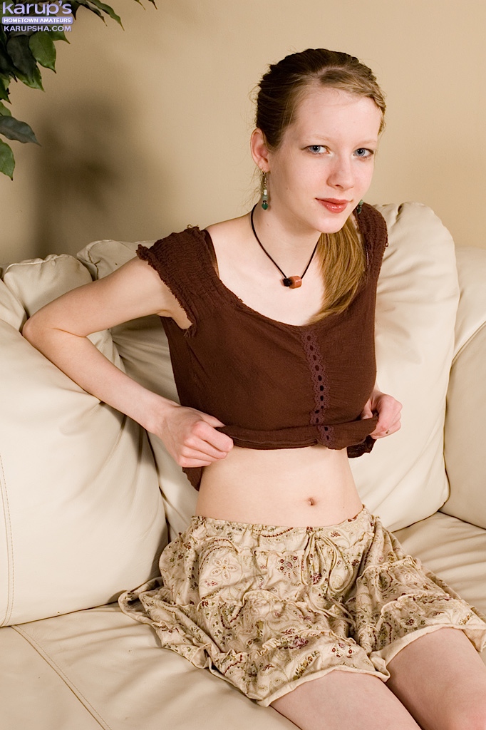 Stripping skinny amateur - XXX Dessert - Picture 1