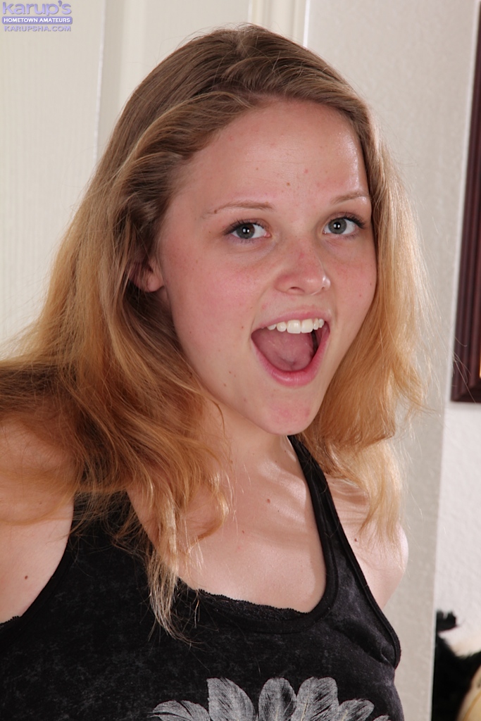 Young tiny smooth pussy - XXX Dessert - Picture 1