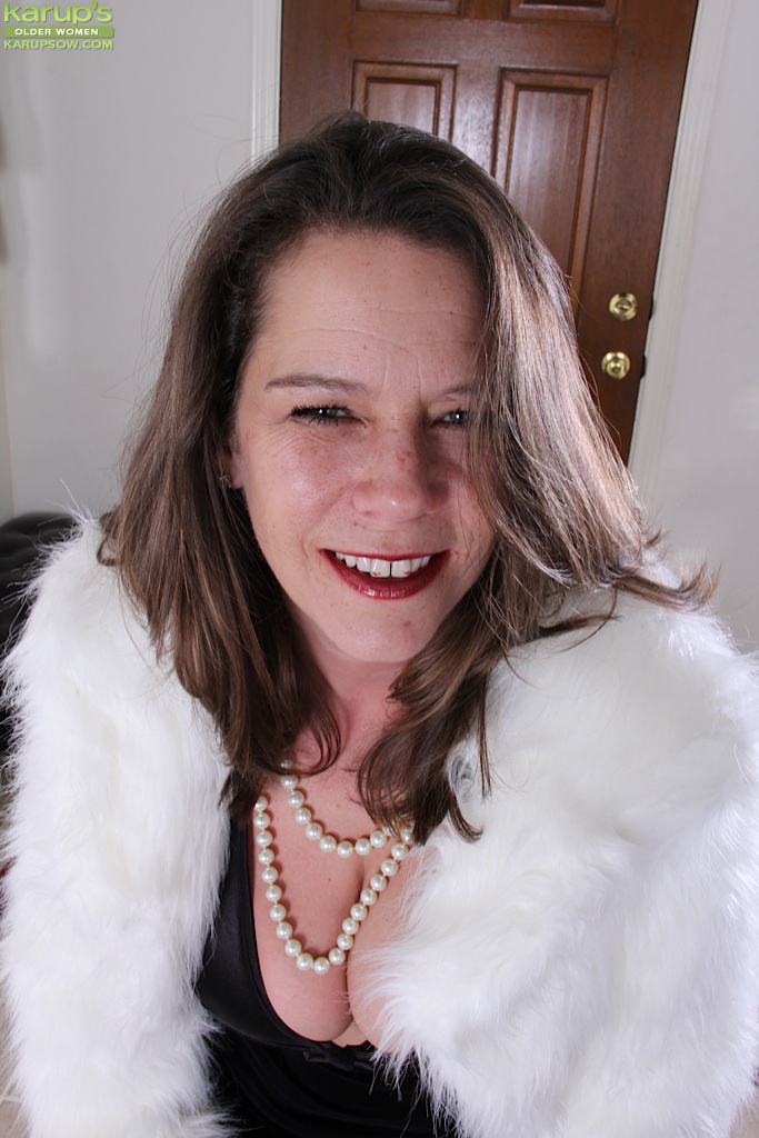 Hot mature undressing - XXX Dessert - Picture 2