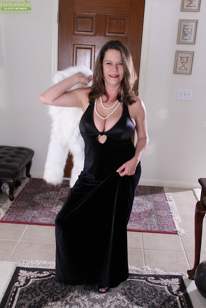 Hot mature undressing - XXX Dessert - Picture 3