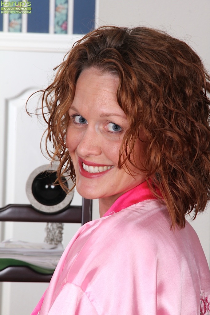 Sexy legs busty heels - XXX Dessert - Picture 2