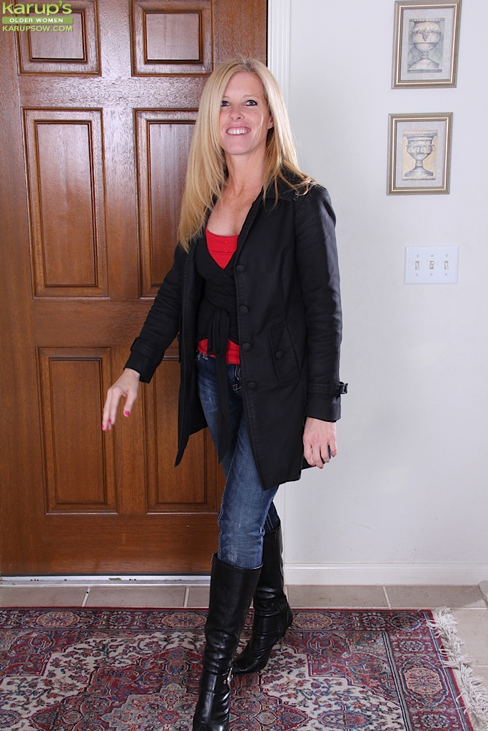 Cute amateur blonde mom - XXX Dessert - Picture 1