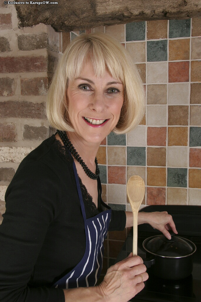 British mature kitchen - XXX Dessert - Picture 1