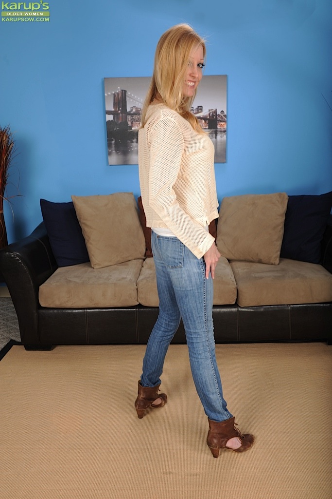 Sexy housewife - XXX Dessert - Picture 2