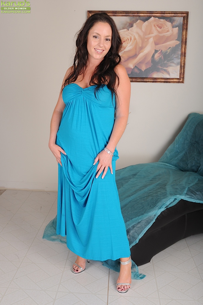 Sexy big tit brunette mom - XXXonXXX - Pic 2