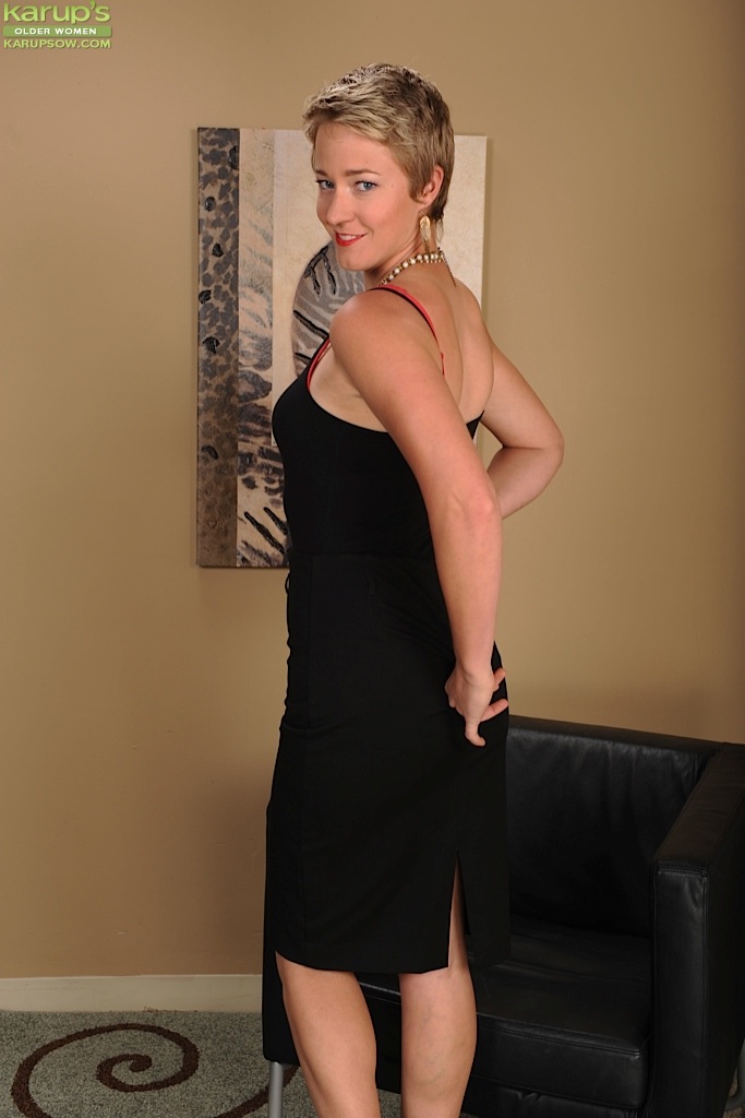 Sexy short hair blonde - XXXonXXX - Pic 2