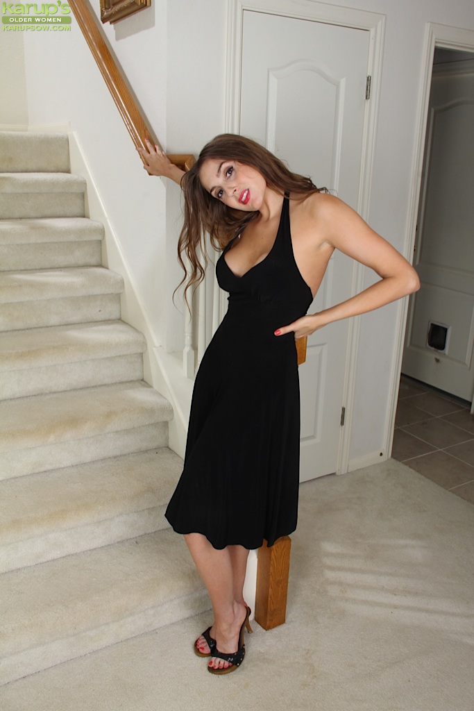 Brunette delicious mom - XXXonXXX - Pic 1