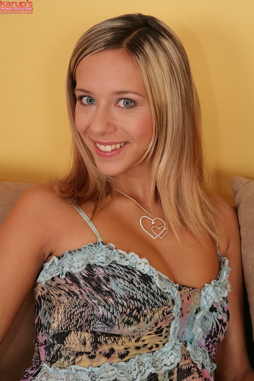 Solo horny fingering - XXX Dessert - Picture 1