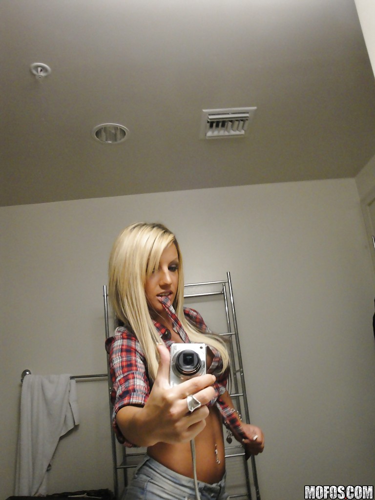 Perky blonde milf amateur - XXX Dessert - Picture 1