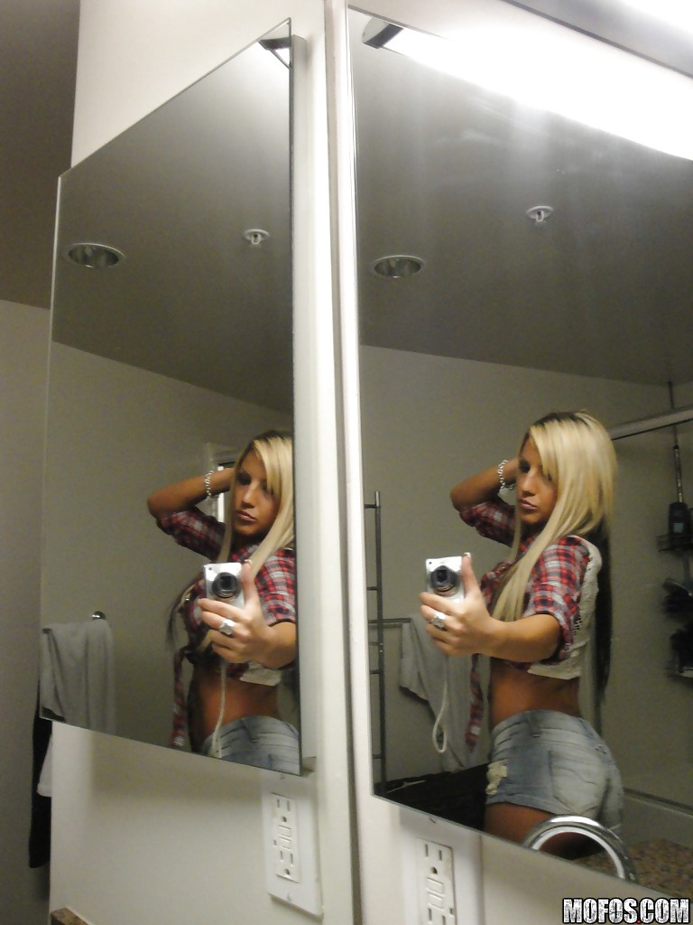 Perky blonde milf amateur - XXX Dessert - Picture 2